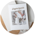 Piękny projekt zaproszeń ślubnych z eleganckimi zdjęciami pary i romantyczną czcionką.